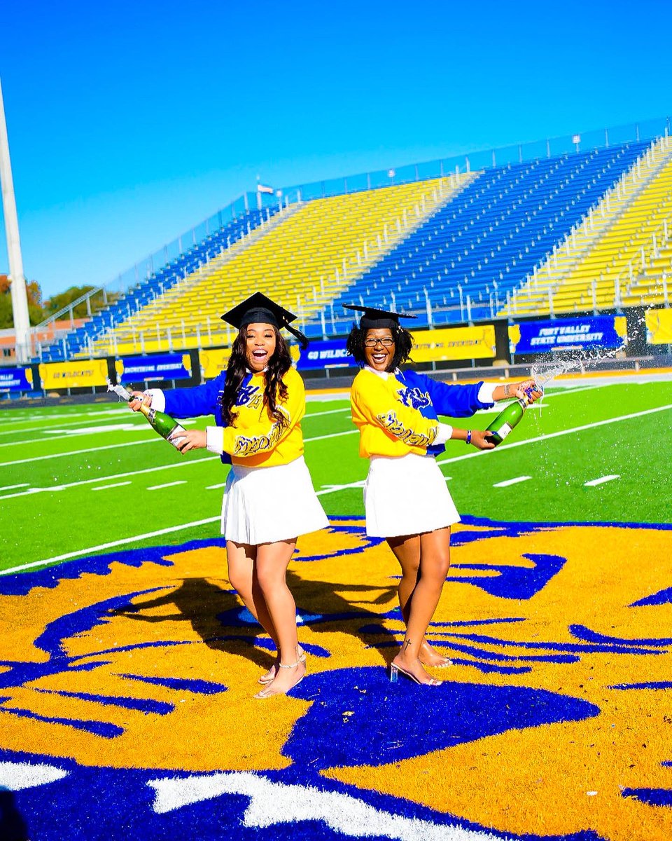 dajahlatrise's tweet photo. This Saturday I get to walk across a stage for a THIRD time with my bestfriend 🎓🍾 https://t.co/OrKXpCR1nq