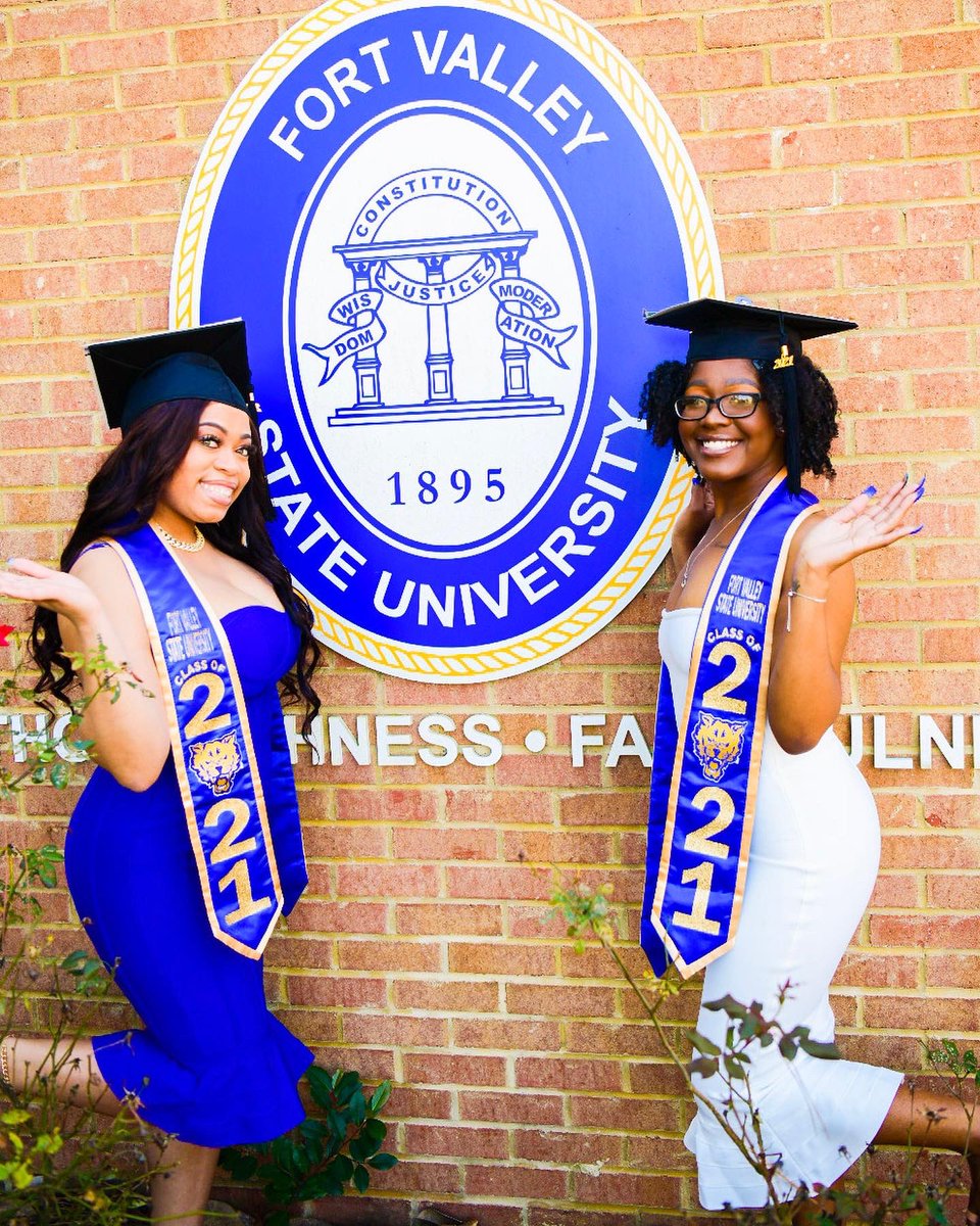 dajahlatrise's tweet photo. This Saturday I get to walk across a stage for a THIRD time with my bestfriend 🎓🍾 https://t.co/OrKXpCR1nq