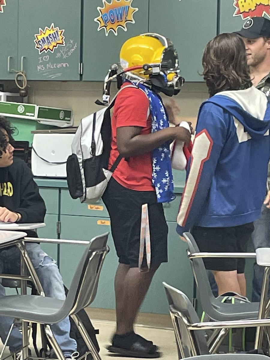 TLMcCann_VCSCTE's tweet photo. Huge thanks to Adam for presenting his career of Underwater welding to DCT! @VolusiaCTE @UHSChenoweth @UHSTitans411 @Mrs_Peel_UHS https://t.co/HktSsipqbI