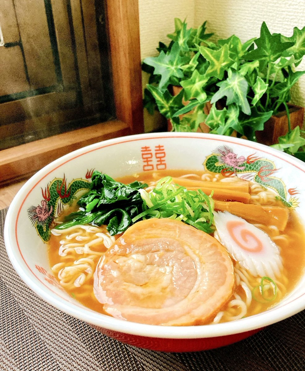 【動揺】北海道民しか知らない袋麺「マルちゃん しょうゆ味ラーメン」
https://t.co/DYLjObN9t5

昭和43年の発売以降、昔ながらの即席麺としての美味しさを守り続けている袋麺です。北海道以外のスーパーでは扱っておらず、多くの道民は衝撃を受けると言います。

この袋麺の正体とは? #地元の尊い 