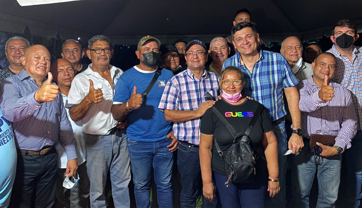 freddysuperlano's tweet photo. Agradezco profundamente que hoy todos los factores políticos democráticos de #Barinas se unen por nuestra gente y para que este #9Ene volvamos a decirle al país ¡Nos levantamos! 

Estamos haciendo historia 🇻🇪.

Dios los bendiga. https://t.co/Km2aZSHNLV