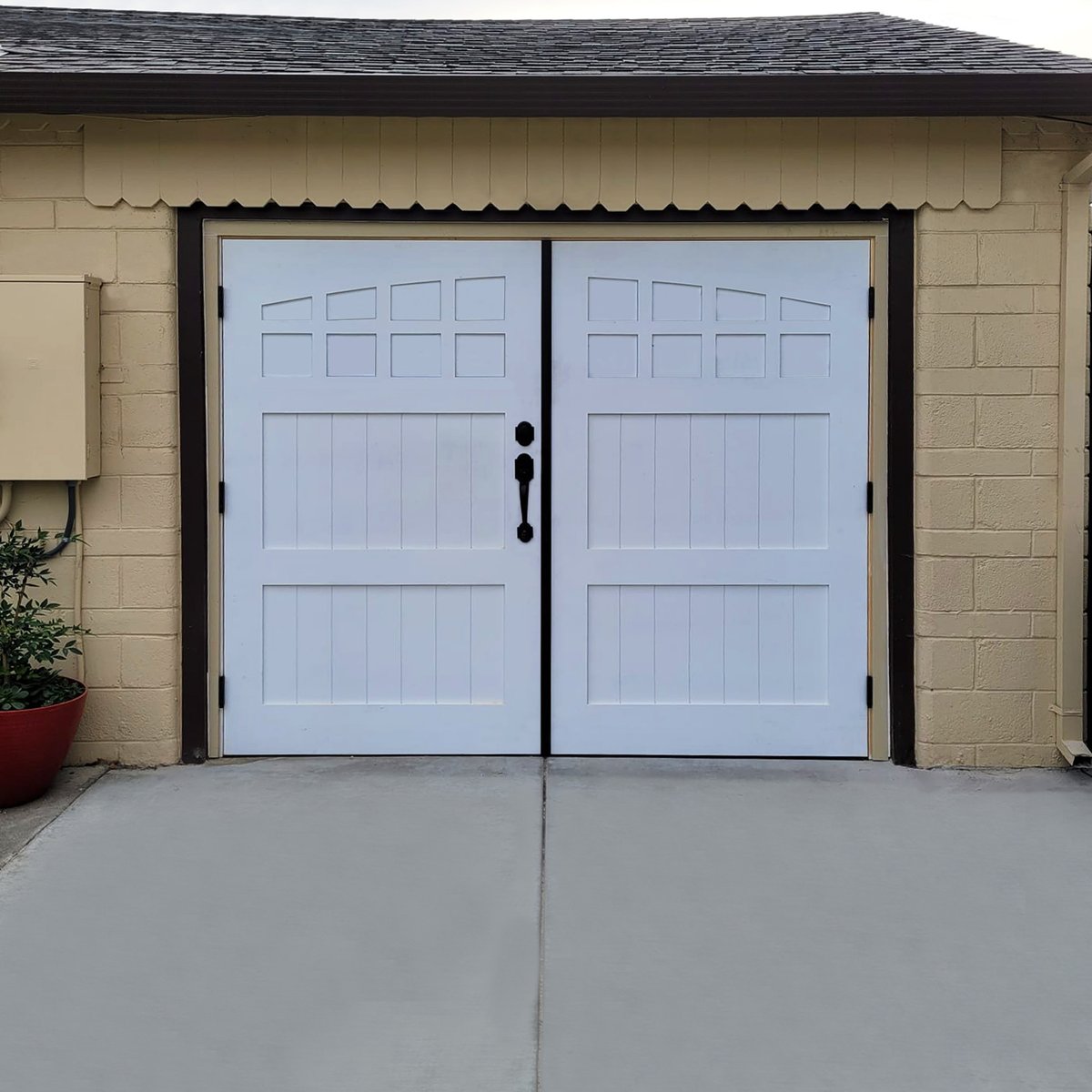 The white Vineyard French Country Style Garage Door gives an elegant look to this home. 

#rwgaragedoors