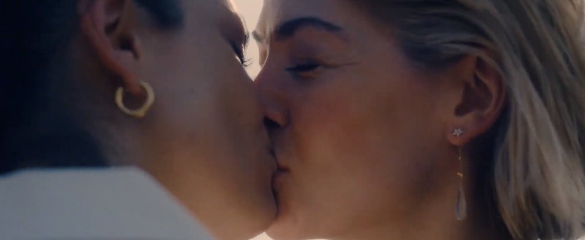 ripleysdunham's tweet photo. ROSAMUND PIKE I KNOW WHAT YOU ARE https://t.co/yvtF61xhX5