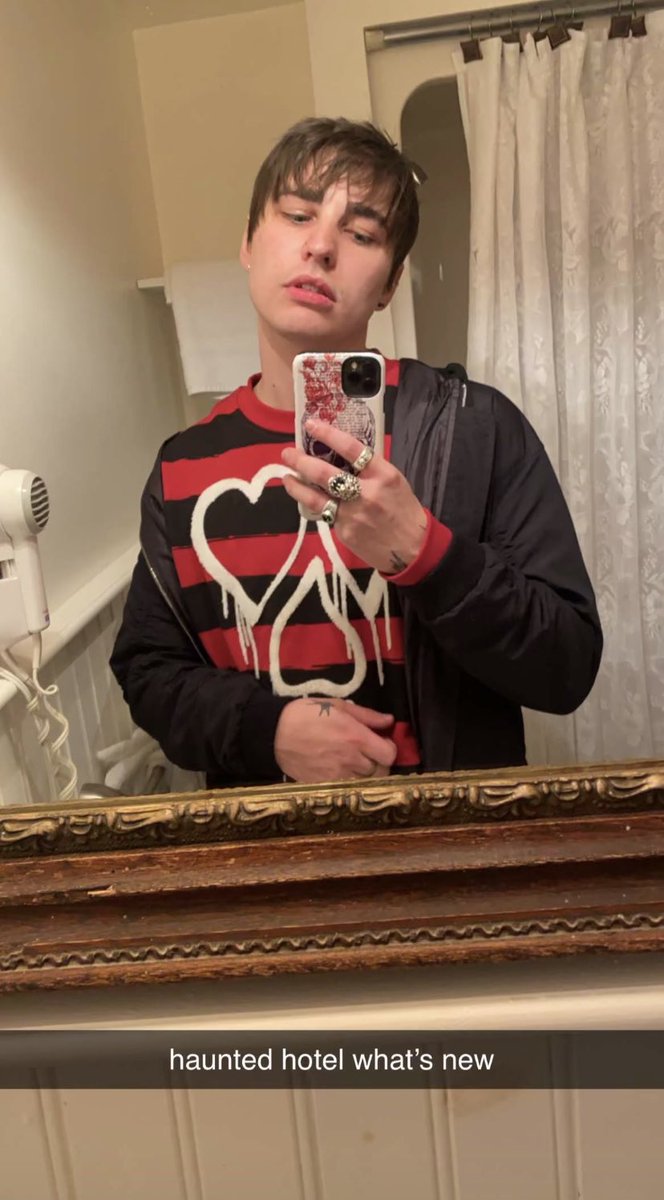 xplrbabe's tweet photo. Colby😩 can you pleaseeee help me put on my favorite necklace 😏 My Necklace is pretty don’t ya think 😍 @ColbyBrock #StreamSkin #SkinMusicVideo https://t.co/nXsZlbf8BW