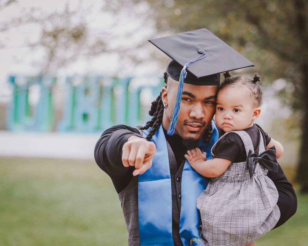 lelo_upncomn_22's tweet photo. “A vision without action is merely a dream, it’s the Action,it's the grind, it's the hustle, it's the persistence.”

▪️First Gen college Grad
▪️B.S. in Management 
▪️Minor in Human Resources 
▪️Deans list 
▪️project management job offers
3 days until graduation 
#BlackExcellence https://t.co/bDWbMBYHDe