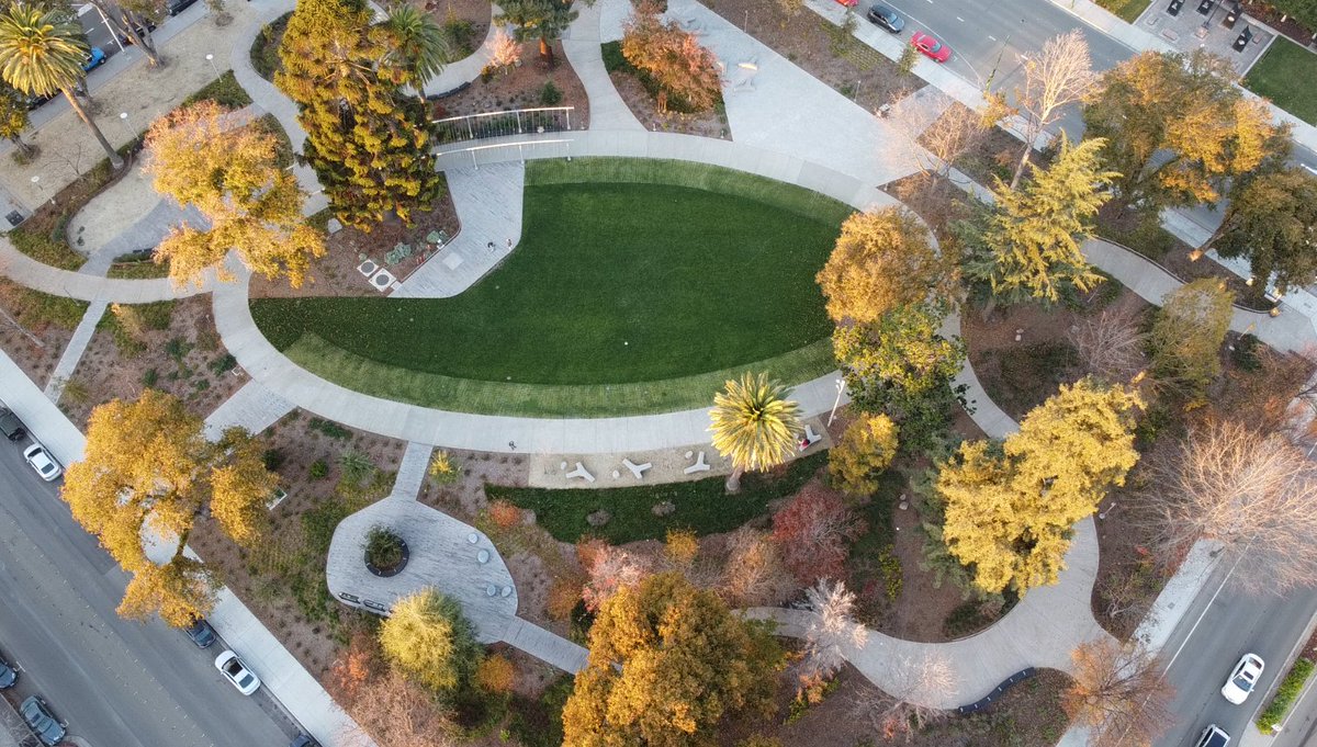 BayAreaPervious's tweet photo. Bird's eye view of the Heritage Plaza in Hayward, CA.  Plaza features our fine-grain finish with integral colors, and blends perfectly with the surrounding landscape 👌 https://t.co/uUTunFgmU2