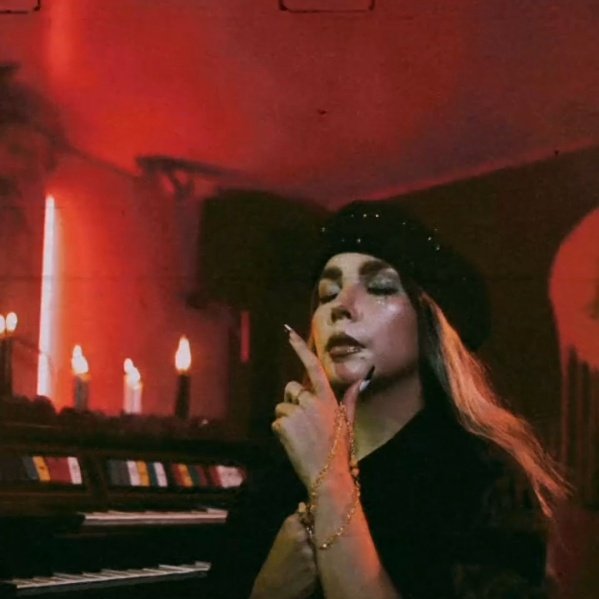 fativonne26's tweet photo. #9Días @soykristal 🖤🕯️💜 https://t.co/G5q5F6SKpe