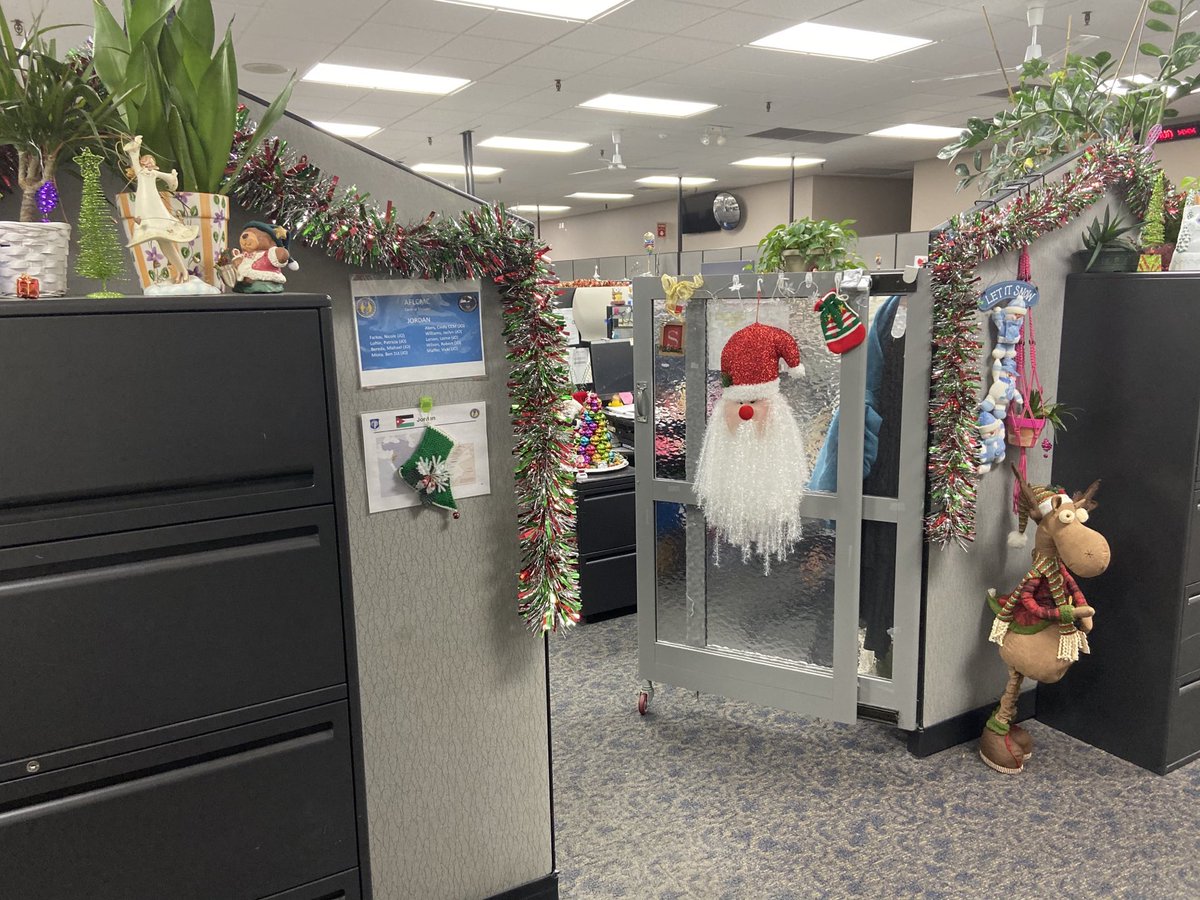 Here what my office looked like before covid and we were in there@samheughan@barbaramills@tashpow