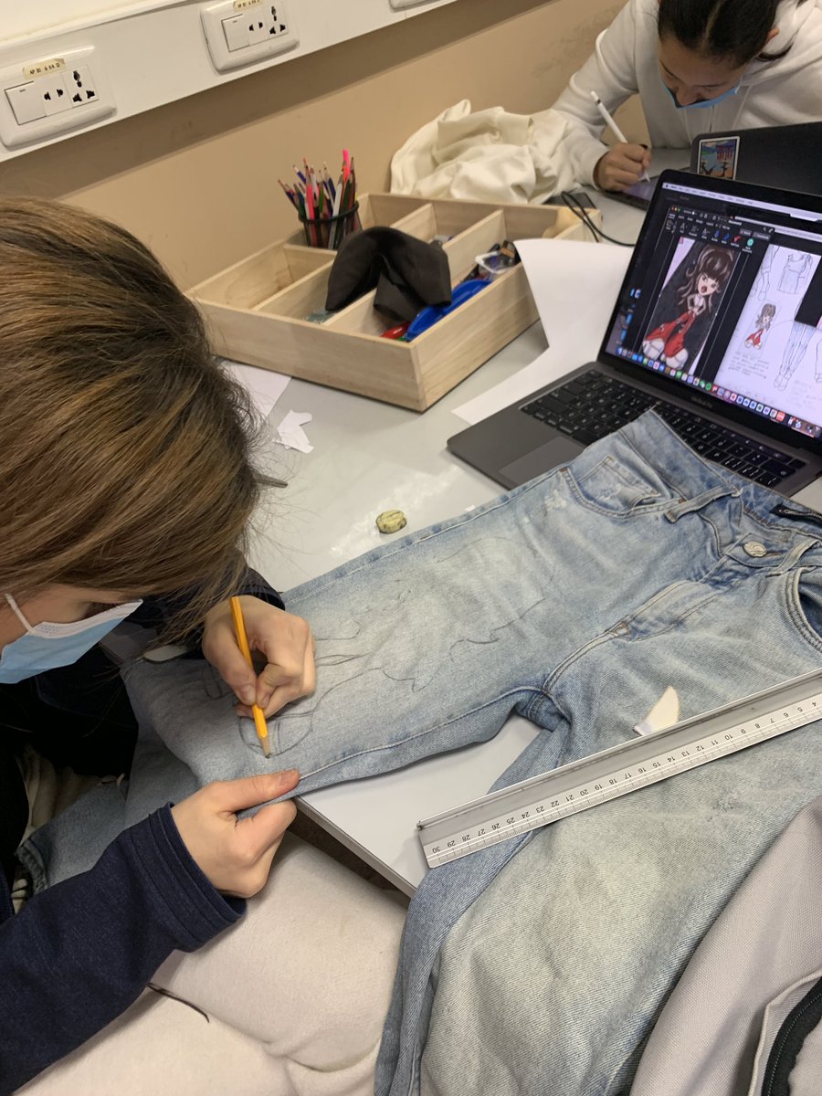 pimstar's tweet photo. These kids are trooping’ through their #textile #upcycling unit. Final push before our break. Let’s see some ideas come to reality. @WAB_LIVE #junktofunk #mypdesign #wabdesign https://t.co/s6URsS7OBt