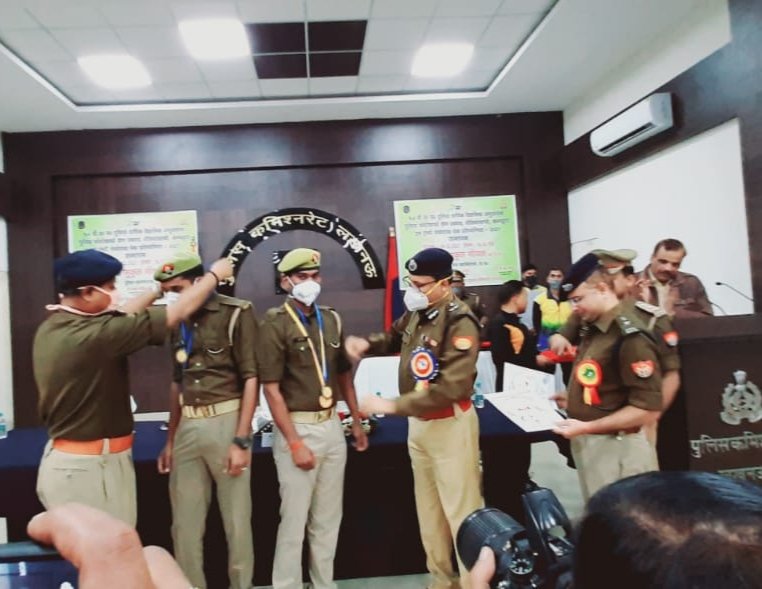 ManishMishraCOP's tweet photo. लखनऊ में आयोजित उत्तर प्रदेश पुलिस वार्षिक खेल प्रतियोगिता 2021 मे कंप्यूटर प्रथम इवेंट प्रतियोगिता में प्रथम स्थान प्राप्त कर #स्वर्ण पदक तथा कंप्यूटर तृतीय इवेंट प्रतियोगिता में द्वितीय स्थान प्राप्त कर #रजत पदक ADG श्री ध्रुव कांत ठाकुर द्वारा प्रदान  कर सम्मानित किया गया। https://t.co/vYtpd7DsJD
