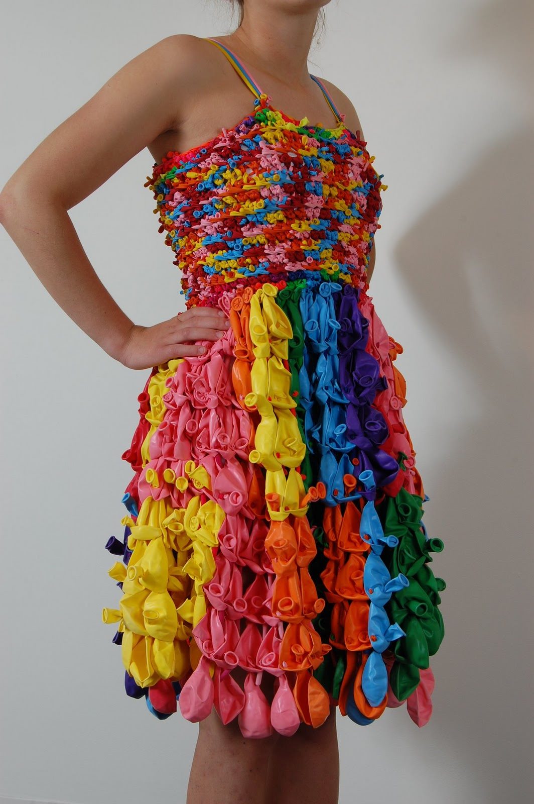 Vestidos con material reciclado hot sale