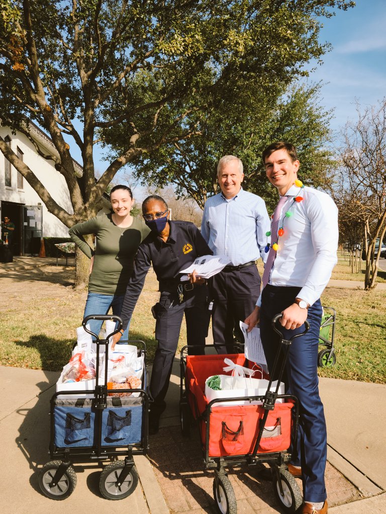DPDJubileePark's tweet photo. Storefront participants in Jubilee Community Center Senior Lunches & Gift Bag Drive Thru Sponsored by St Michael's Church at 917 Bank St. Everyone reached Holiday Safety Tips. #sowingthegoodseeds #Jollygoodtime @DPDChiefGarcia @AShawDPD @DPDSalas @bdwilsondpd https://t.co/WumemJlrtB