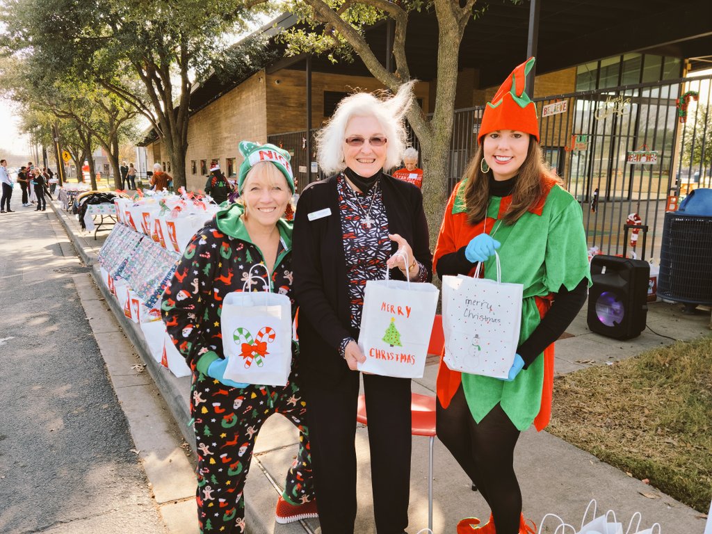 DPDJubileePark's tweet photo. Storefront participants in Jubilee Community Center Senior Lunches & Gift Bag Drive Thru Sponsored by St Michael's Church at 917 Bank St. Everyone reached Holiday Safety Tips. #sowingthegoodseeds #Jollygoodtime @DPDChiefGarcia @AShawDPD @DPDSalas @bdwilsondpd https://t.co/WumemJlrtB