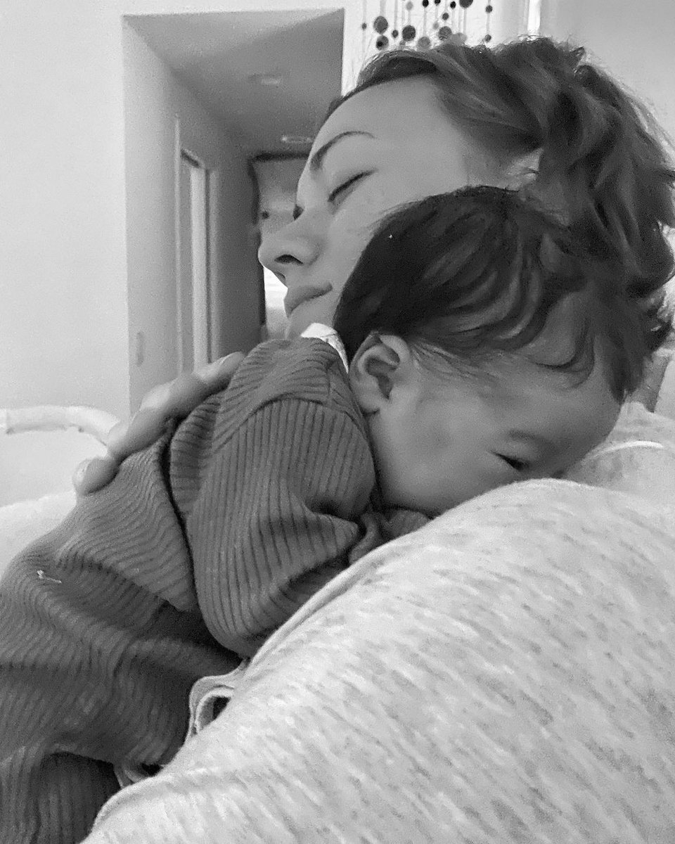 YStrahovskiBR's tweet photo. O FEIJรO NASCEU! ๐
๐ท | "Um anjo juntou-se ao nosso mundo esta รบltima semana โค Bem-vindo ร famรญlia meu amor โค Amo-te muito muito โค #mamaoftwo"
- Yvonne Strahovski via Instagram. https://t.co/a2uV4oIOse