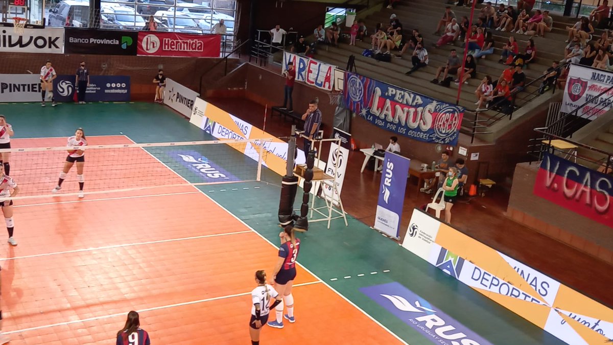 PeniaCASLAlanus's tweet photo. En city Bell alentando a las Matadoras 
Fue derrota por la ida de las semis. El sábado 2do partido
Vamos las pibas 🔵🔴🔵🏐 https://t.co/yR4LAVw8QJ