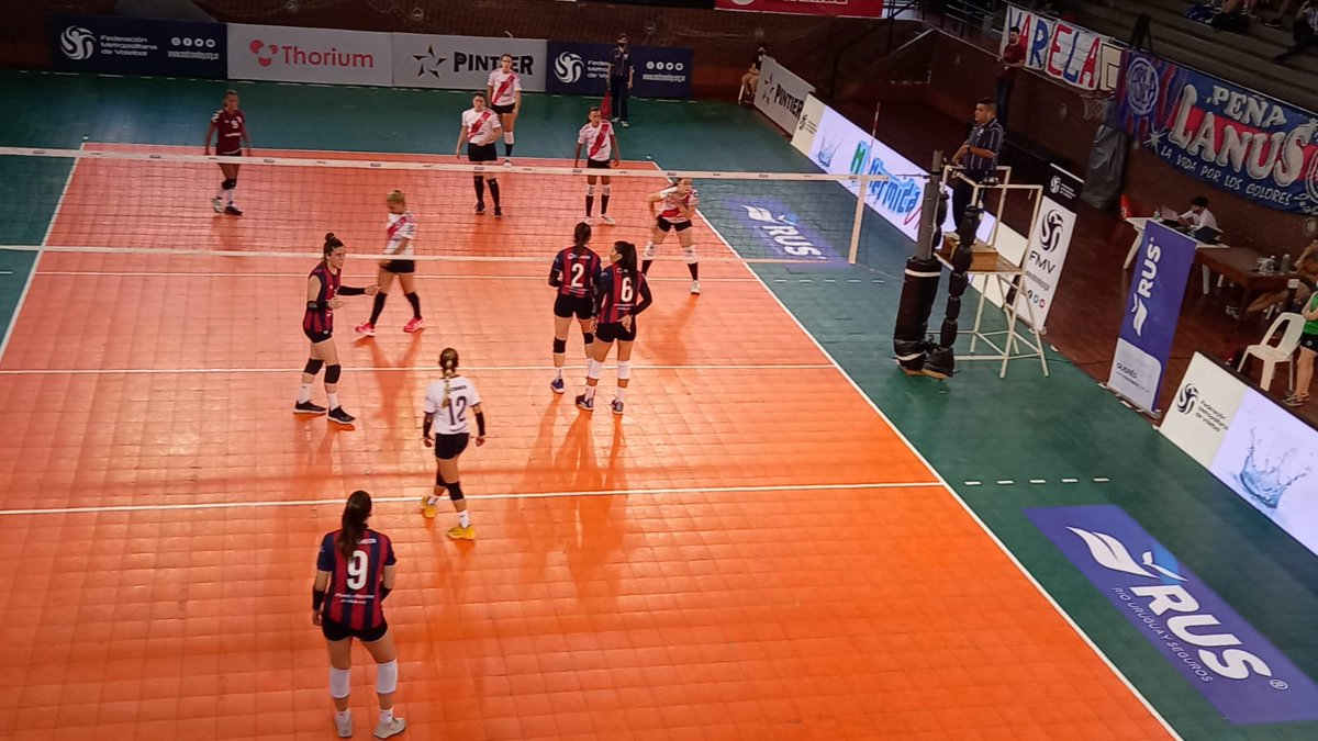 PeniaCASLAlanus's tweet photo. En city Bell alentando a las Matadoras 
Fue derrota por la ida de las semis. El sábado 2do partido
Vamos las pibas 🔵🔴🔵🏐 https://t.co/yR4LAVw8QJ