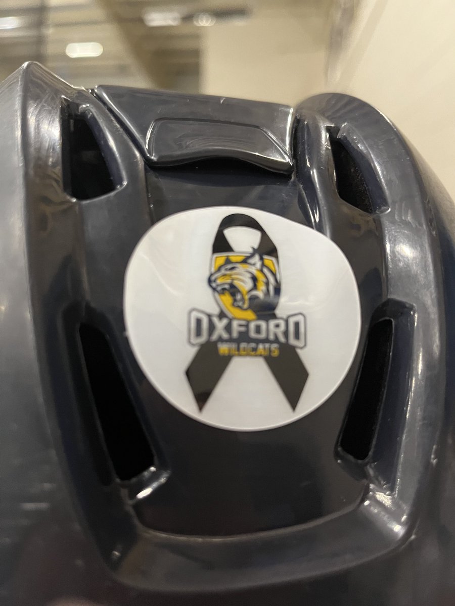 Clarkston Hockey supports our neighbors. Blue and Gold Unite!
#OxfordStrong #WolvesPride