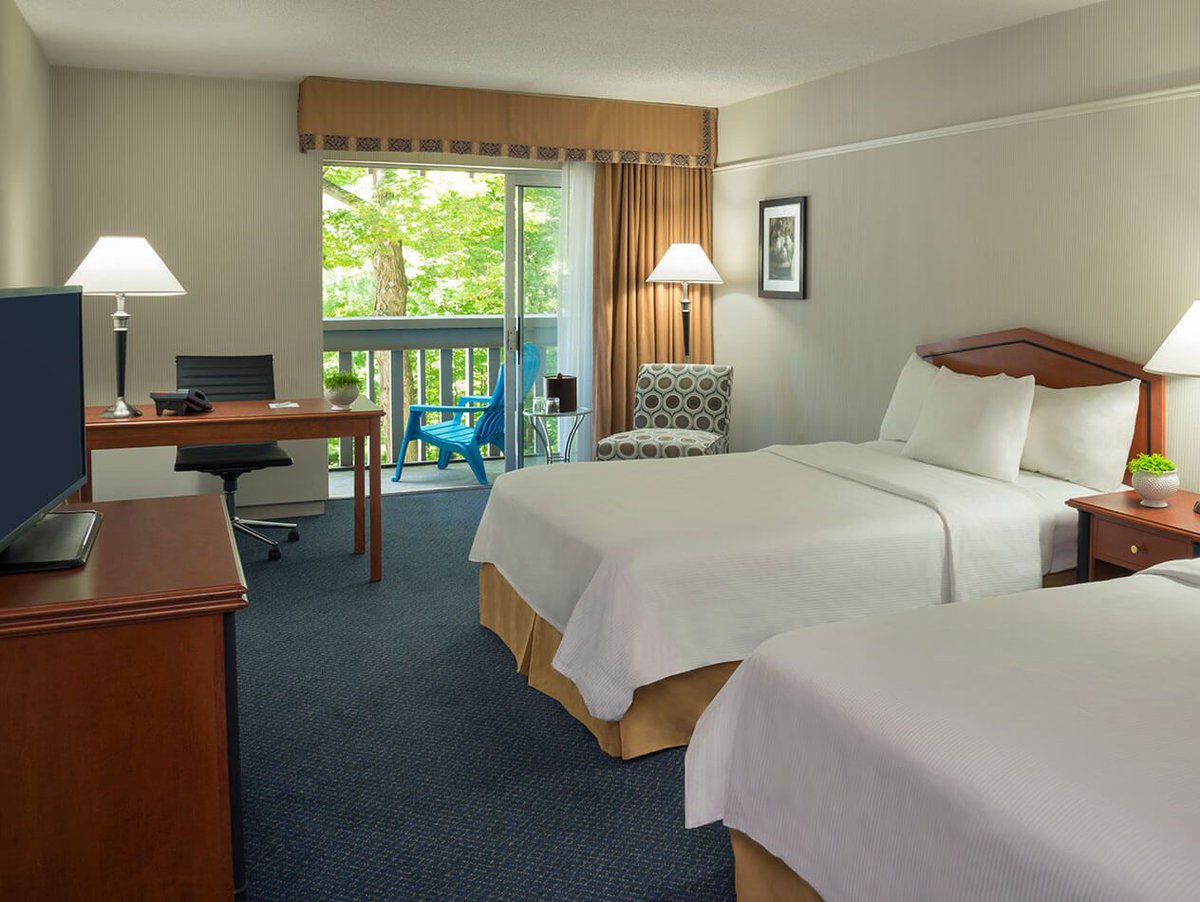 We are still offering extended stays for 30 days. To take advantage of our $1,500 monthly rates, contact us at 416.449.4111 today. ​

​The extended stay package includes the room, free parking, cable, WiFi, dining discounts and access to our indoor pool and fitness facility!