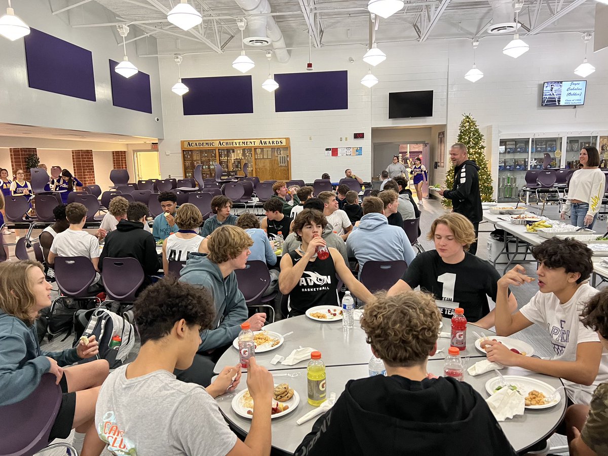 mfitch001's tweet photo. 1st team dinner of the year!!!! Thank you to the Yeager, Emerine, and Fischer family for providing the meal tonight from Fligners. #firstgametomorrow https://t.co/2XT1HaggD5