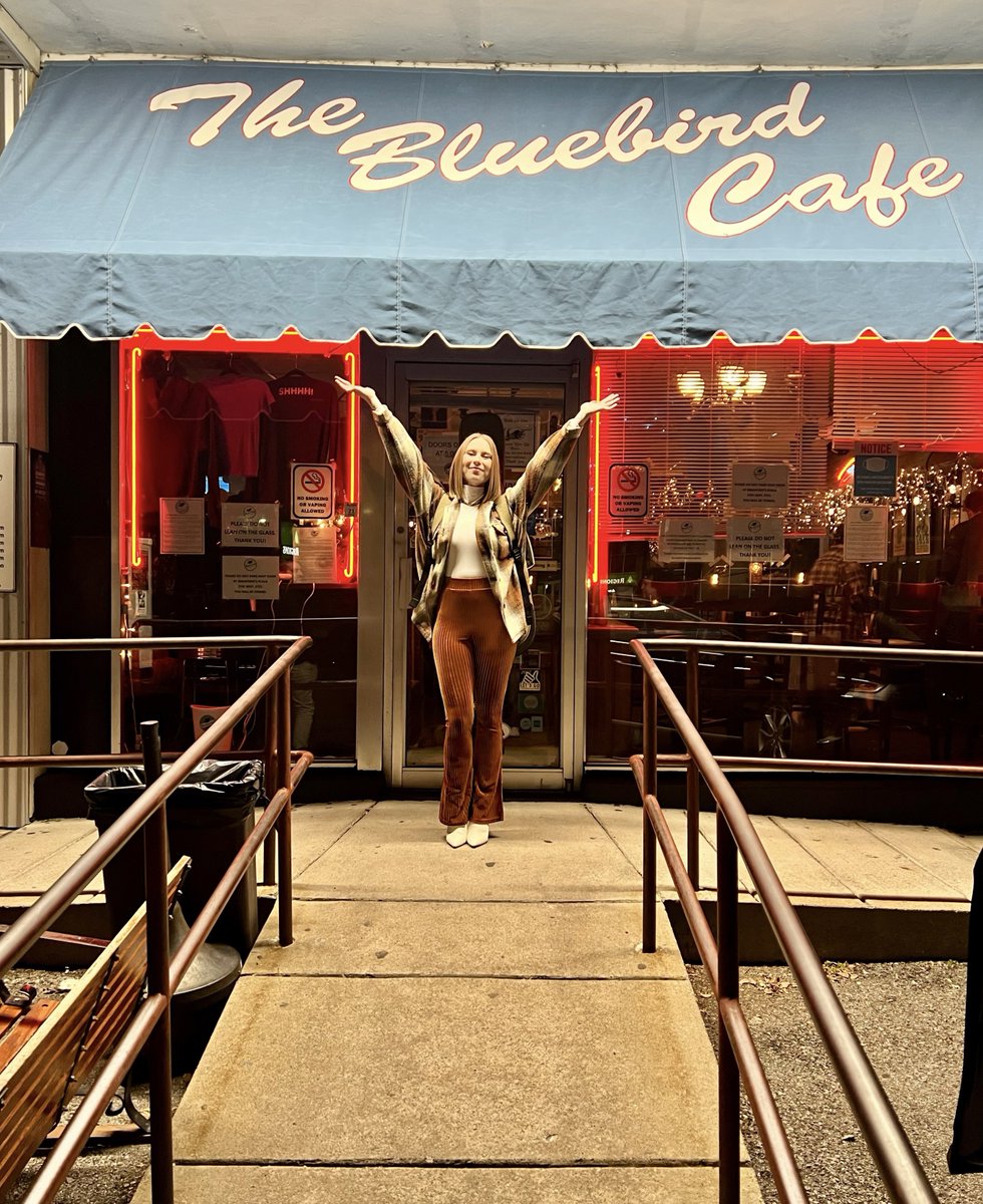 LyssTrahan's tweet image. What a magical night ✨

I used to dream about playing at @BluebirdCafeTN when I was little. Tonight was my 3rd time playing there &amp;amp; I got to do it with some of my favorite people! Huge thank you @Bachnrollmusic for inviting me (and for making me cry on stage 😹)! So grateful ❤️