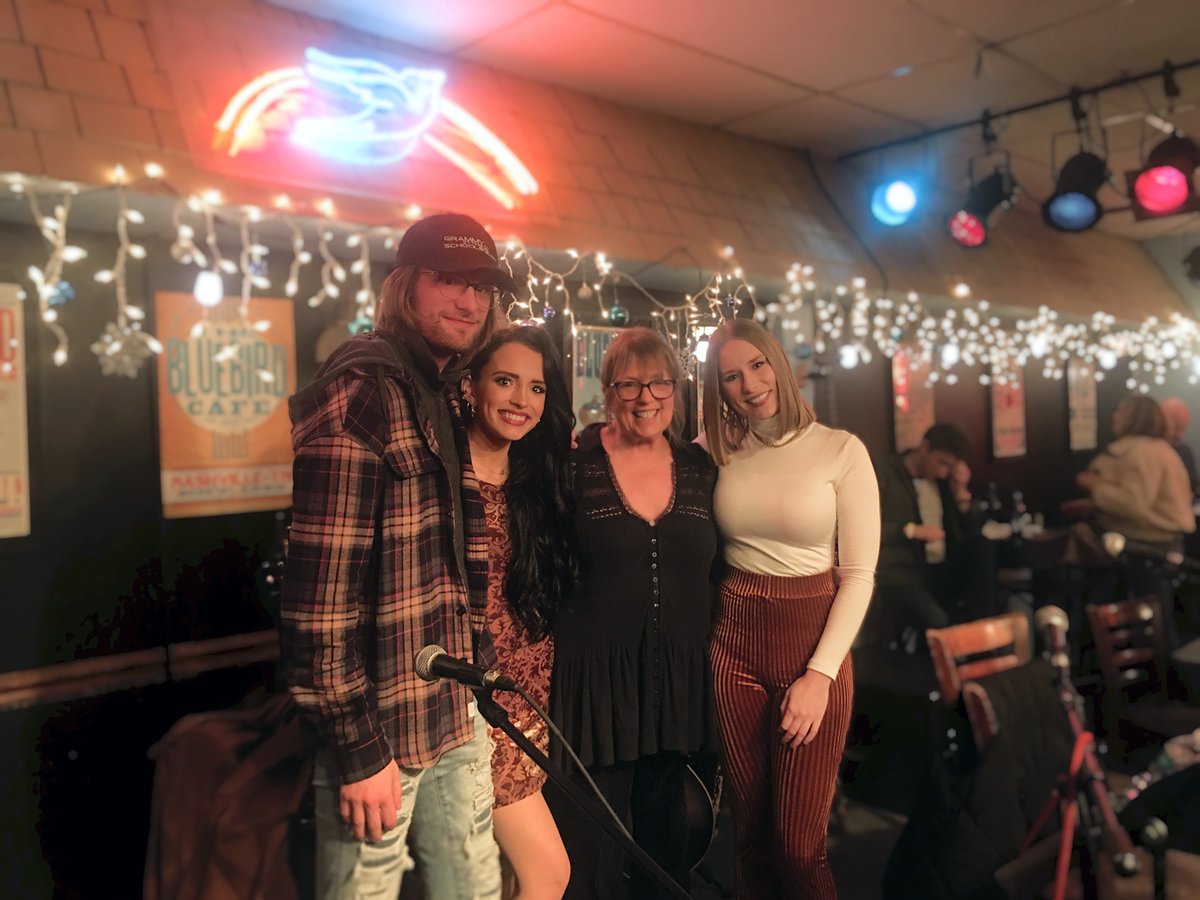 LyssTrahan's tweet image. What a magical night ✨

I used to dream about playing at @BluebirdCafeTN when I was little. Tonight was my 3rd time playing there &amp;amp; I got to do it with some of my favorite people! Huge thank you @Bachnrollmusic for inviting me (and for making me cry on stage 😹)! So grateful ❤️