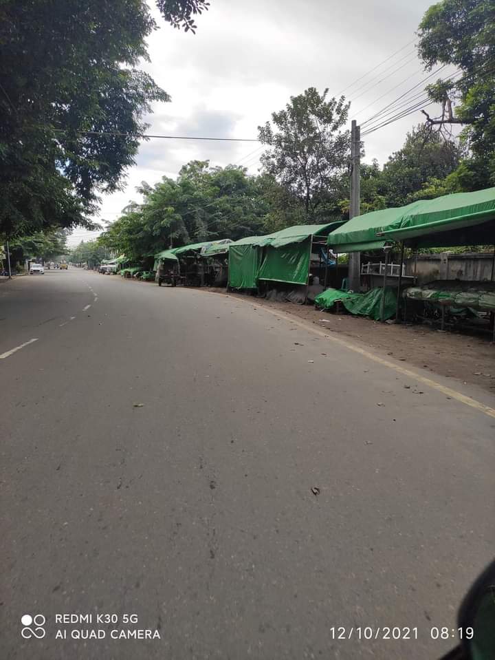 Jp_Zk31's tweet photo. In Kachin State, Myitkyina, views of the fruit stand (shop) this morning.
 #SilentStrike
#OurCityOurRules
#Dec10Coup 
#WhatsHappeningInMyanmar https://t.co/URYPGlameF