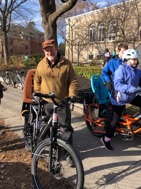 MelrosePedBike's tweet image. We were so thrilled with how many folks stopped by last week at the @MelroseChamber2 Home for the Holidays event to try out an ebike (or cargo bike!) with us. 🚲 = fun for the whole family! Special thanks to our awesome friend @MultiModalMom for coordinating!