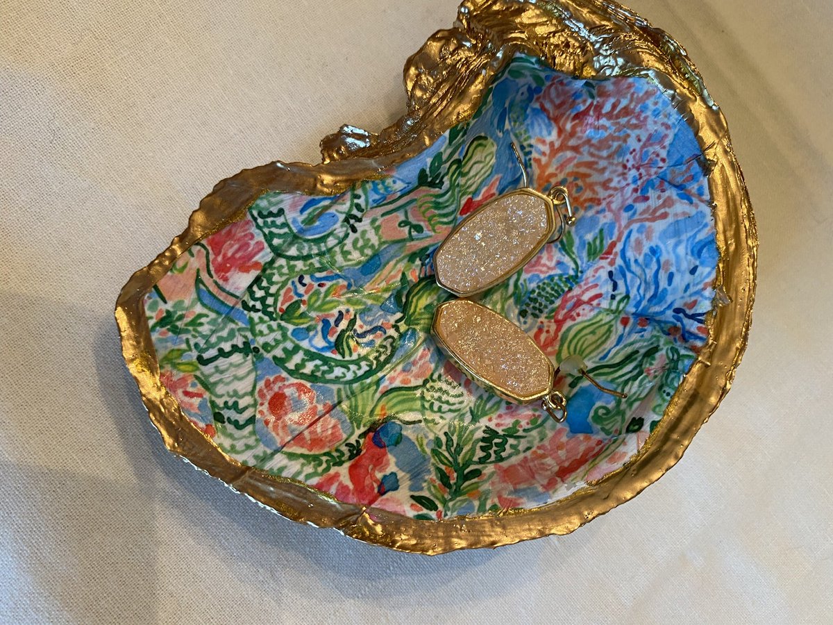 SouthBelleBeth's tweet image. Need a Secret Santa Gift?  This Lilly P. Inspired mermaid printed oyster shell dish is handmade from a large shell.  Beautiful home and office decor piece that holds jewelry, trinkets and more.  etsy.me/3y6mGEg

#Lilly #oystershell #shelldish #jewelrydish #handmade