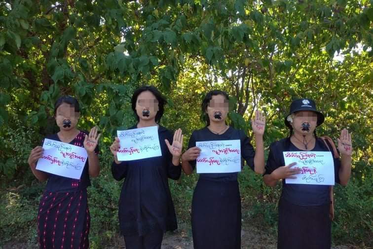 NantEiThandar's tweet photo. " Let's take our #HumanRights back by participating in revolution "

Today , revolutionaries from #Kany wore in black and held a peaceful protest marking int'l human rights day .

#OurCityOurRules 
#Dec10Coup 
#WhatsHappeningInMyanmar https://t.co/qaTiriubiG