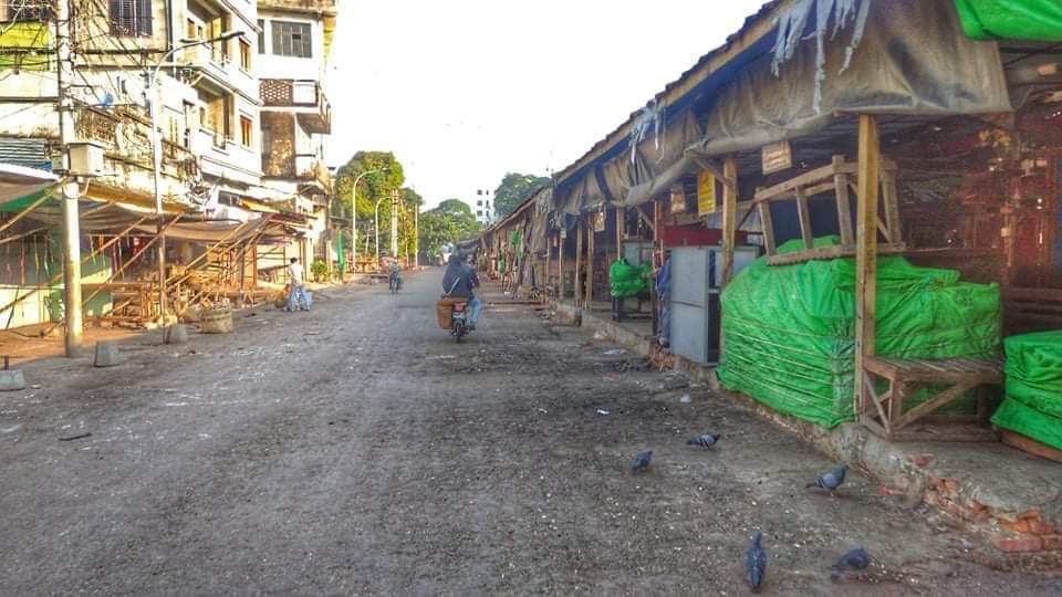 Some of the another crowdest places, markets &amp; roads in #Mandalay become deserted as people held “Silent Strike” to oppose military dictatorship on Dec10. The atrocities of junta can never stop our revolutionary spirits.
#SilentStrike #OurCityOurRules
#WhatsHappeningInMyanmar