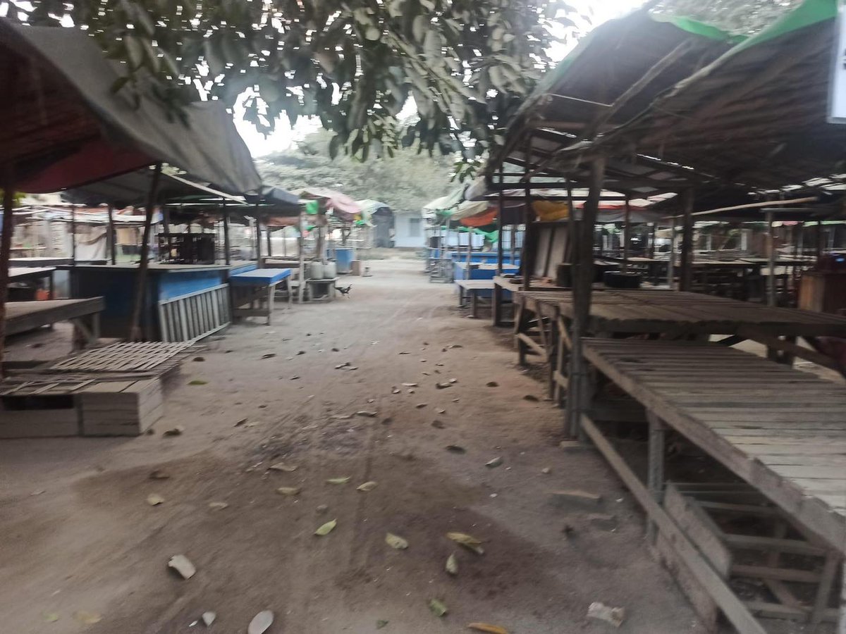 WinHtut99787834's tweet photo. In Amarapura Tsp, Mandalay Division : Shwe-Kyat-Yat Wet Market on the morning of Dec10, Silent Strike Day Scene. People in Mandalay are joining Silent Strike on World Human Rights Day.
#SilentStrike
#OurCityOurRules
#Dec10Coup 
#WhatsHappeningInMyanmar https://t.co/WUBut0URgJ
