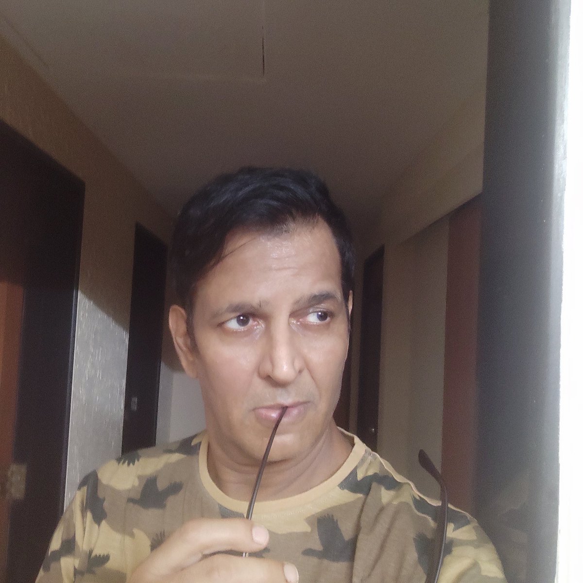 जीवन का फलसफा,
 जब आप लाइट में होते हैं तो हर चीज़ आप के साथ, आपके पास होती है, परन्तु जब अंधेरे में जाते हैं तो आप का अपना साया भी साथ छोड़ देता है.यही जीवन है. when you r in light everything will be with u, but once u inter in dark ur own Shadow will not b with u"that is life"