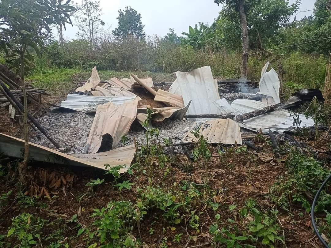 Clashes intensified b/t military junta &amp; CDF-Kanpetlet on Dec9. Military Junta launching offensive attacks burnt down at least 7 houses,the fruit mainly consumed by locals, motorbikes &amp; properties into ashes in Pakwin village in Chin's #Kanpetlet town.
#WhatsHappeningInMyanmar