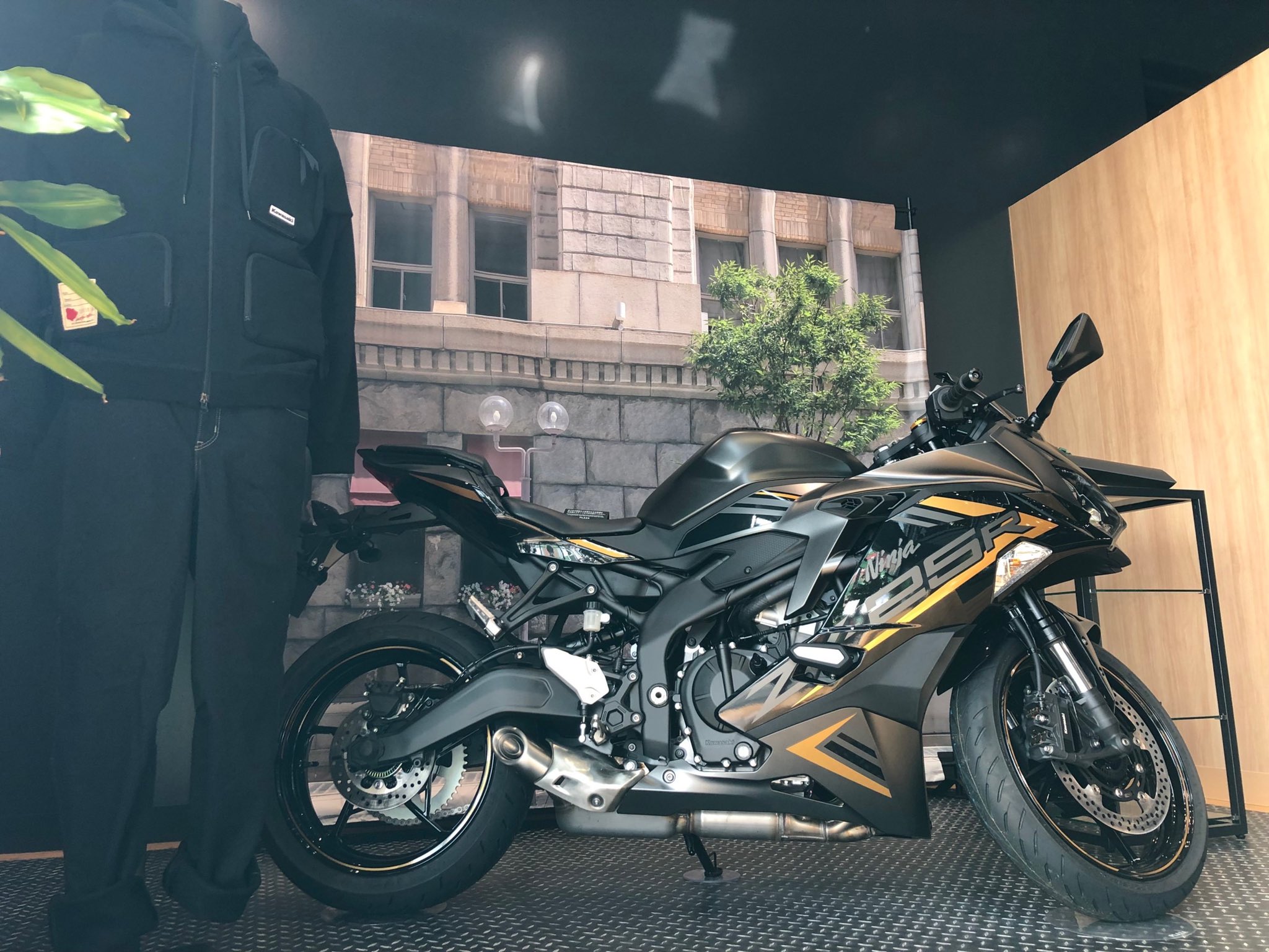 カワサキ プラザ堺 Kawasaki Plaza Sakai モーターサイクルライフスタイル展示ブース 店内レイアウトを変更しました 車両は先月と同じ22年モデルzx 25r Seですがアパレルはカワサキ Seveskig パーカーに ギフトボックスもご用意しておりますので