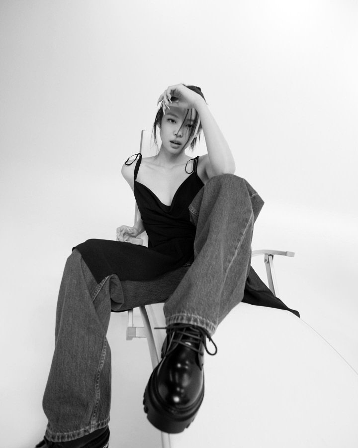 jnkgod's tweet photo. jennie's aura is always powerful. https://t.co/8h5z96zkNE