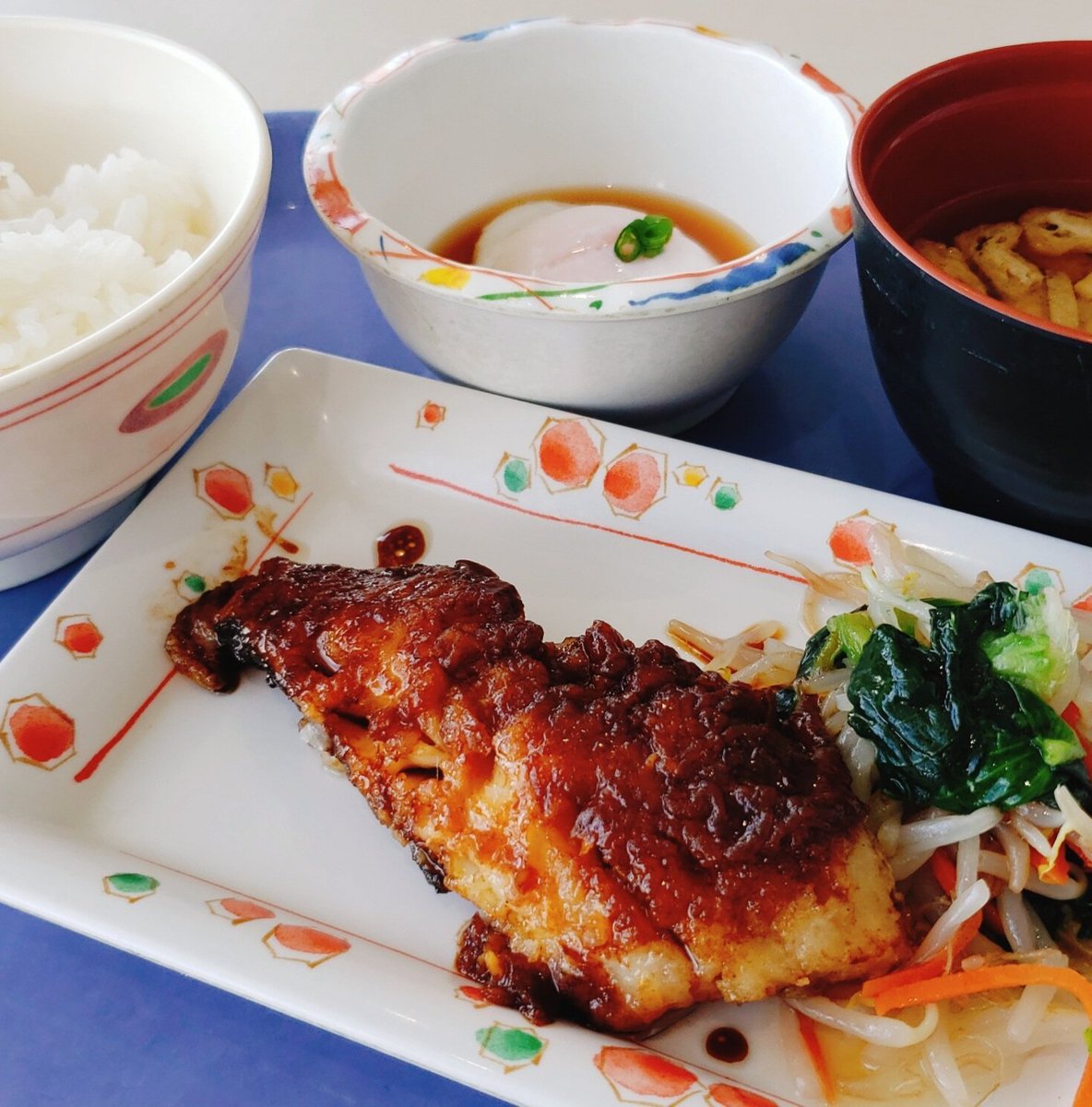 社食ランチ♪ 今日は、『タラの香味照焼き』です♪ 昼飯、夕飯の献立メニューに如何でしょうか。