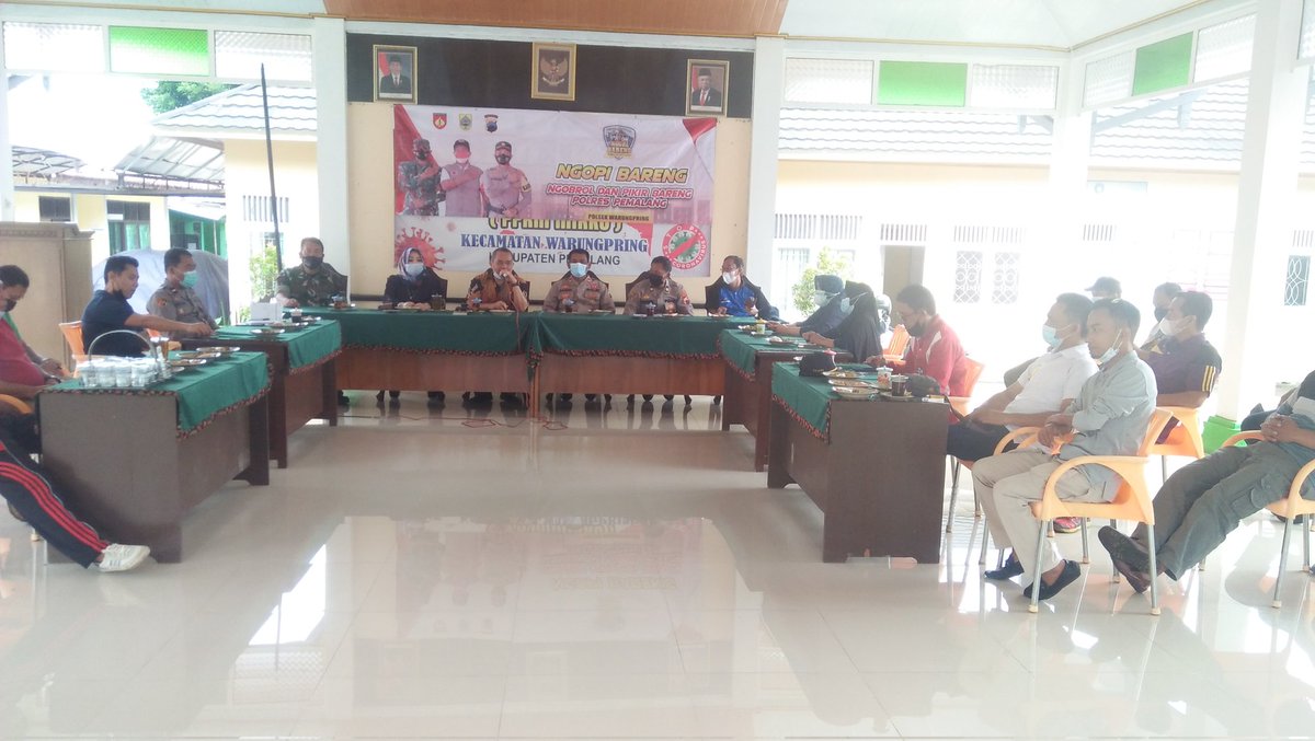 "NGOPI BARENG"
ngobrol dan pikir bareng dengan polres pml dan tim dri pml. 
Camat Warungpring Sugiyanto, S.IP hari ini tgl 10-12-2021 di pendopo kec warungpring mmbuka acara skligus mmberi pngarahan supaya vaksinasi untuk warga di kab pml bisa sukses