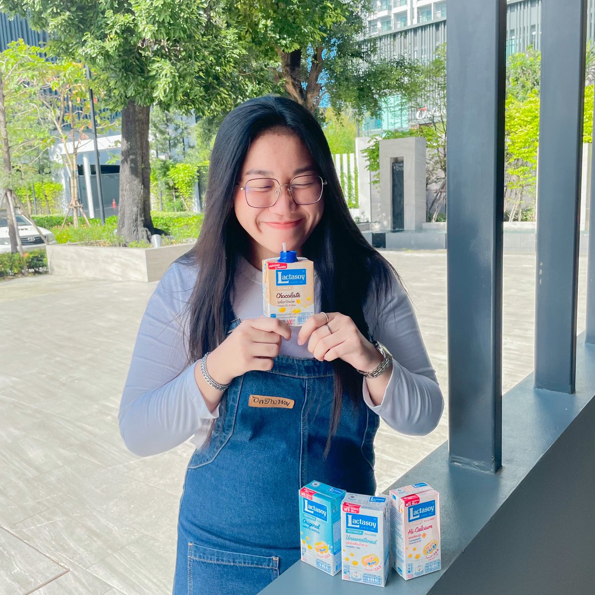 Sirithon170821's tweet photo. ถ้าพูดถึงนมสมัยเด็กที่ชอบก็ต้องlactasoyแล้วมั้ยไม่ว่าเด็กหรือผู้ใหญ่ก็ต้องเคยดื่ม นมอะไรราคาถูกแถมอิ่มแถมยังคับคั่งไปด้วยปริมาณและประโยชน์จากกรดอะมิโนยังไม่หมดเท่านี้ตอนนี้ยังคับคั่งไปด้วยขนาดและรสชาติมากมายให้เลือกดื่มแต่!!ราคาก็ยังย่อมเยาเหมือนเดิม!!🥛🤍#LactasoyxF4Thailand https://t.co/hM4uS4gZ4F