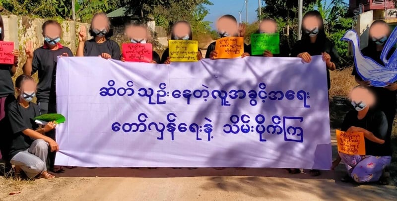 Khithitofficial's tweet photo. ကယား (ကရင်နီ) ပြည်နယ်အတွင်း လူ့အခွင့်အရေးနေ့နှင့် တိတ်ဆိတ်ငြိမ်သက်ခြင်းသပိတ်ပြုလုပ်
ရန်ကုန်၊ ဒီဇင်ဘာ ၁၀
ကယား (ကရင်နီ) ပြည်နယ်အတွင်းရှိ တော်လှန်တက်ကြွလူငယ်များ အမျိုးသမီးများသည် ဒီဇင်ဘာလ ၁၀ ရက် 

Read More -> https://t.co/YXM1P98qbd https://t.co/LQiDUXMXAN