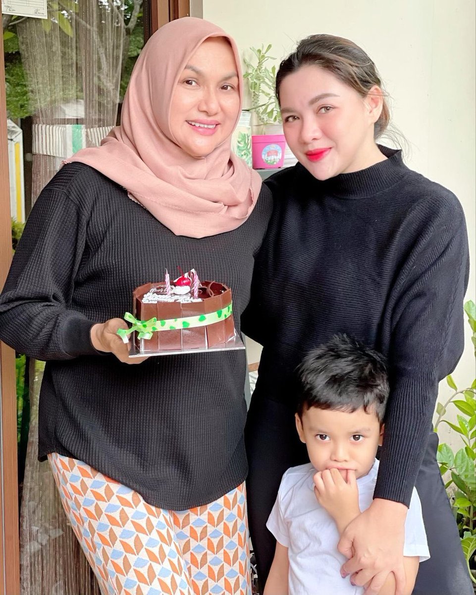 vicky shu (@vickyshu) on Twitter photo Happy Birthday mamake hahaha. Wish you all the best. My everything ❤️❤️❤️ sehat, bahagia, ceria dan selalu sayang anak cucu mantu ❤️❤️❤️ love you so much mamake <a href="/faiza_aljufri/">faiza al'jufri</a> Happy Birthday mamake hahaha. Wish you all the best. My everything ❤️❤️❤️ sehat, bahagia, ceria dan selalu sayang anak cucu mantu ❤️❤️❤️ love you so much mamake <a href="/faiza_aljufri/">faiza al'jufri</a>