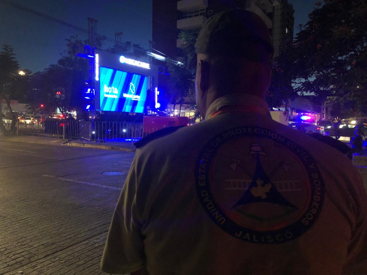 PCJalisco's tweet image. #Entérate nuestros oficiales 👨‍🚒👩‍🚒 se encuentran a manera de prevención en #PaseoChapultepec y #PlazaLiberación en la transmisión de la final entre @clubleonfc vs   @AtlasFC 

Sigue las recomendaciones de las autoridades presentes en el lugar.

#OrgullososDeServir