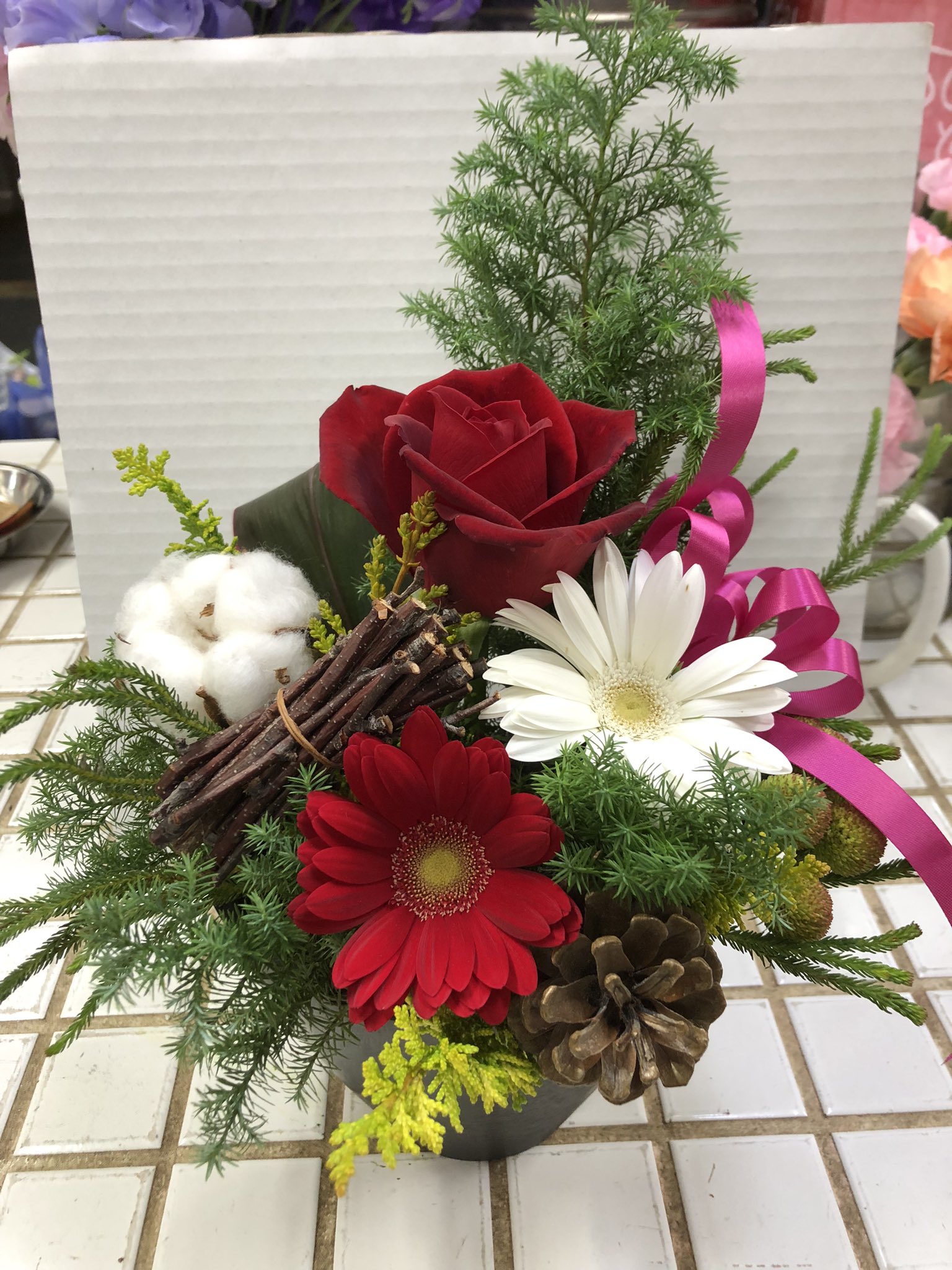 ガルヤマナカ コンニチワ クリスマスまであと2週間 ヒバやモミと赤い花を飾ると クリスマスになります チャレンジしてみてくださいね クリスマス アレンジメント 花屋 花 プレゼント 伊勢原 ガルヤマナカ T Co 9ttq7gaks4