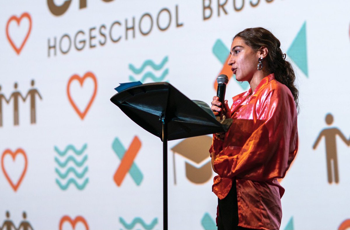 anaisdockx's tweet photo. Na alle mental breakdowns ben ik vanaf nu Mevrouw Journalistieke Laureaat Dockx, want ik won de prijs voor de beste bachelorproef. En toen de proclamatiemensen zeiden dat het de eerste keer ooit was dat de jury de maximumscore had gegeven, moest @finnebollen janken. Fucking nerd. https://t.co/AjWKH6mVgI