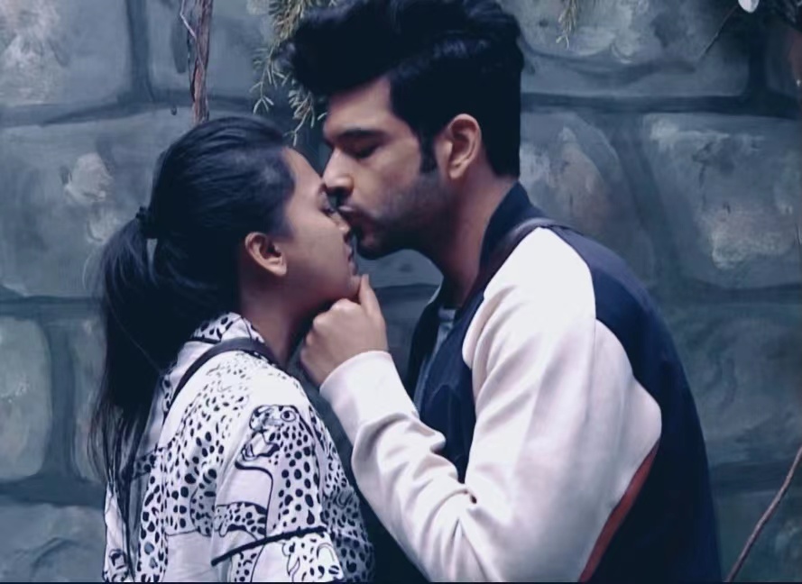 Sahil37201946's tweet photo. #BiggBoss15 : #TejasswiPrakash cried in #KaranKundraa 's arms. Karan said that winning the show is very important for him. Does KK use Tejasswi Prakash to make progress on the show? Vote now
RT- not
Like - yes
#BiggBoss15House #TejasswiIsTheBoss #TejRan #KaranIsTheBoss #BB15 https://t.co/t52xpsWryW