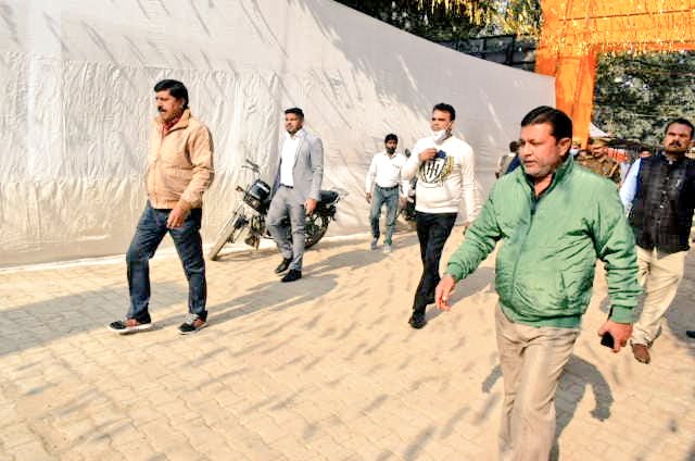 DmMuzaffarnagar's tweet photo. जनपद में जिला कृषि एवं औद्योगिक प्रदर्शनी नुमाइश-2022 का शुभारंभ किए जाने हेतु हवन पूजन मे प्रतिभाग किया । तदोपरांत तैयार किए गए पंडाल का @CDOMuzaf  के साथ निरीक्षण किया। @UPGovt @homeupgov @myogioffice @ChiefSecyUP https://t.co/72t28ipeu9