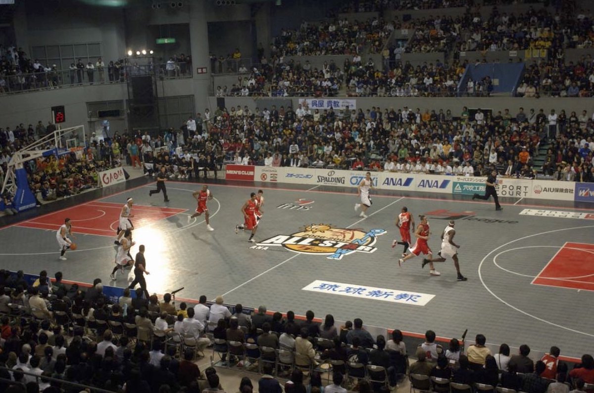 tommy_gokings's tweet photo. 琉球キングスが産声をあげたものの選手も決まってない中で、bjリーグの初のオールスターが宜野湾で開催されました🏀　そこで初めてキングスのロゴが紹介されたんですよね😎

あれから15年。またオールスターが帰ってくる。次は何十年も先になるのかなぁ。出場選手も豪華だし、これは行かねば！かな😊 https://t.co/CTJrxjsSrM