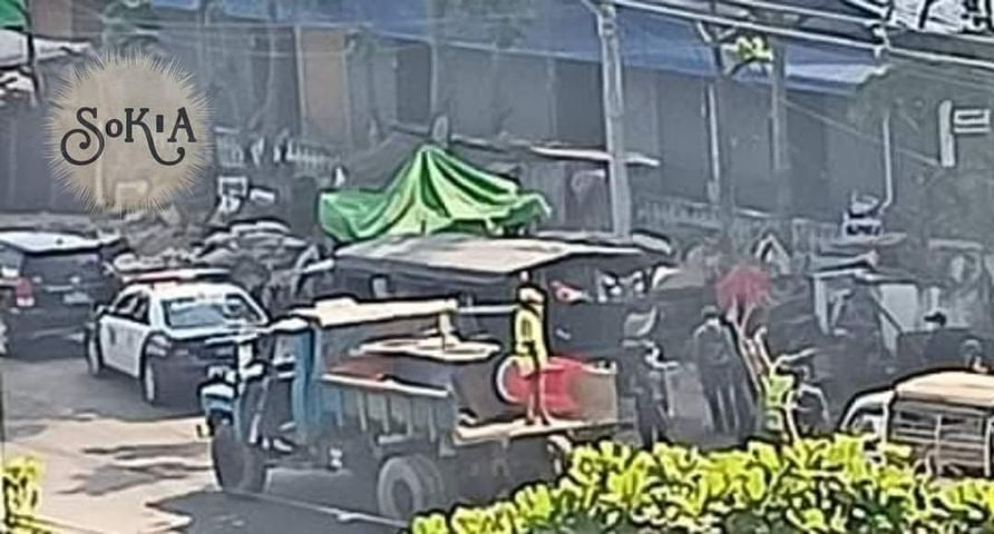 spring21MM's tweet photo. Images of Civilians' properties were Being Seized by Military Terrorists and municipality from the shops in front of Nandarwun &amp; Padaytar Markets in #SouthOkalapa Tsp, #Yangon at 1:30 pm on Dec 10 for participating in #SilentStrike on Dec 10.

#Dec10Coup 
#WhatsHappeningInMyanmar https://t.co/oPpb8E6z0G