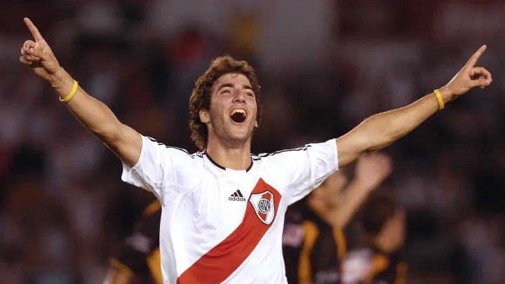 ¡Feliz cumpleaños Pipita!

Happy birthday to Gonzalo Higuaín who turns 34 years today! 
