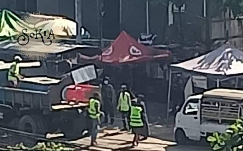 spring21MM's tweet photo. Images of Civilians' properties were Being Seized by Military Terrorists and municipality from the shops in front of Nandarwun &amp; Padaytar Markets in #SouthOkalapa Tsp, #Yangon at 1:30 pm on Dec 10 for participating in #SilentStrike on Dec 10.

#Dec10Coup 
#WhatsHappeningInMyanmar https://t.co/oPpb8E6z0G