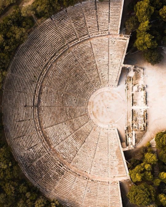 AliciaMimundo's tweet photo. Antiguo Teatro de Epidauro, (s. IV a.C.) Peloponeso, Grecia. Aquí tenía lugar una fiesta llamada Asclepieia que se celebraba cada cuatro años y que consistía en representaciones teatrales, juegos atléticos y música en honor a Asclepio, dios de la medicina. https://t.co/HblzvxAQ48
